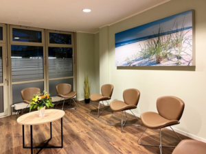 Das Wartezimmer Ihrer Hausarztpraxis Siemer in Potsdam